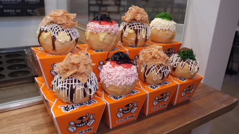 Insane Japanese Street Food!! Baseball-sized Giant Takoyaki, Sold Out Every day