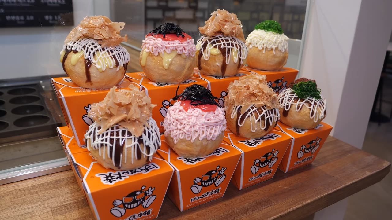 Insane Japanese Street Food!! Baseball-sized Giant Takoyaki, Sold Out Every day