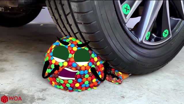 Aplastando Cosas Crujientes Y Suaves con la Rueda de un COCHE