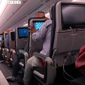 Airline passenger upset at reclined seat 😲