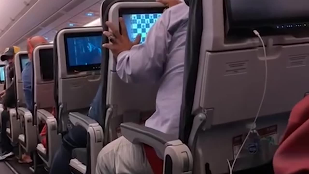 Airline passenger upset at reclined seat 😲