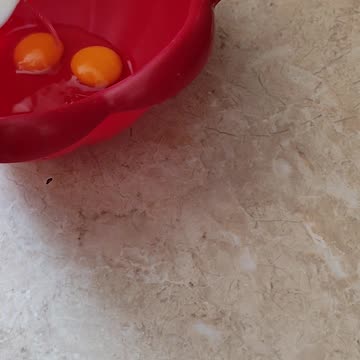 Checking if eggs arę fresh before usage