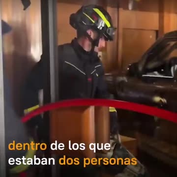 Una conductora estrelló su vehículo contra un edificio y llegó hasta los ascensores.
