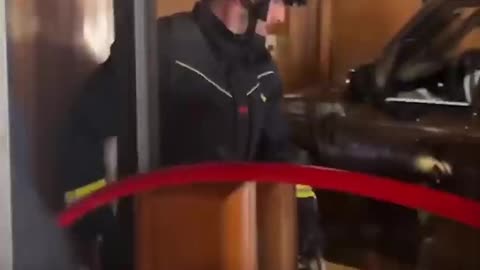 Una conductora estrelló su vehículo contra un edificio y llegó hasta los ascensores.