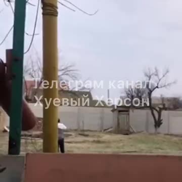 Avión ruso es derribado y el paracaídas no se abre al piloto.