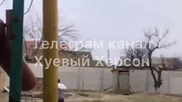 Avión ruso es derribado y el paracaídas no se abre al piloto.