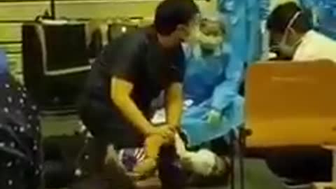 UN ANIMALE INTELLIGENTE SAREBBE GIÀ SCAPPATO VIA, INVECE QUESTI ASPETTANO ANCORA IL LORO TURNO