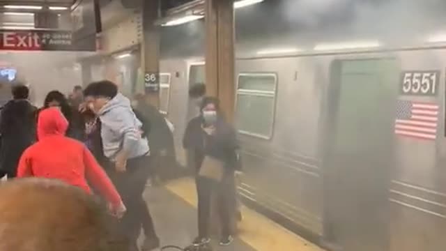 Vídeo mostra passageiros feridos tentando sair de metrô em Nova York após tiroteio