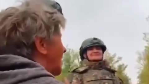 A resident of Verkhnetoretske in the Donetsk welcomes the Russian soldiers