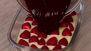 CREAMY STRAWBERRY DESSERT IN THE REFRACTORY! EASY AND FAST