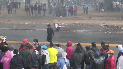 Lenín Moreno, entre la espada y la pared