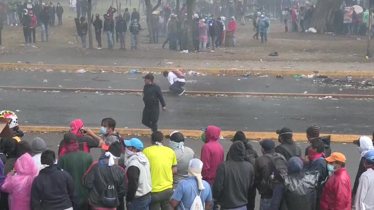 Lenín Moreno, entre la espada y la pared