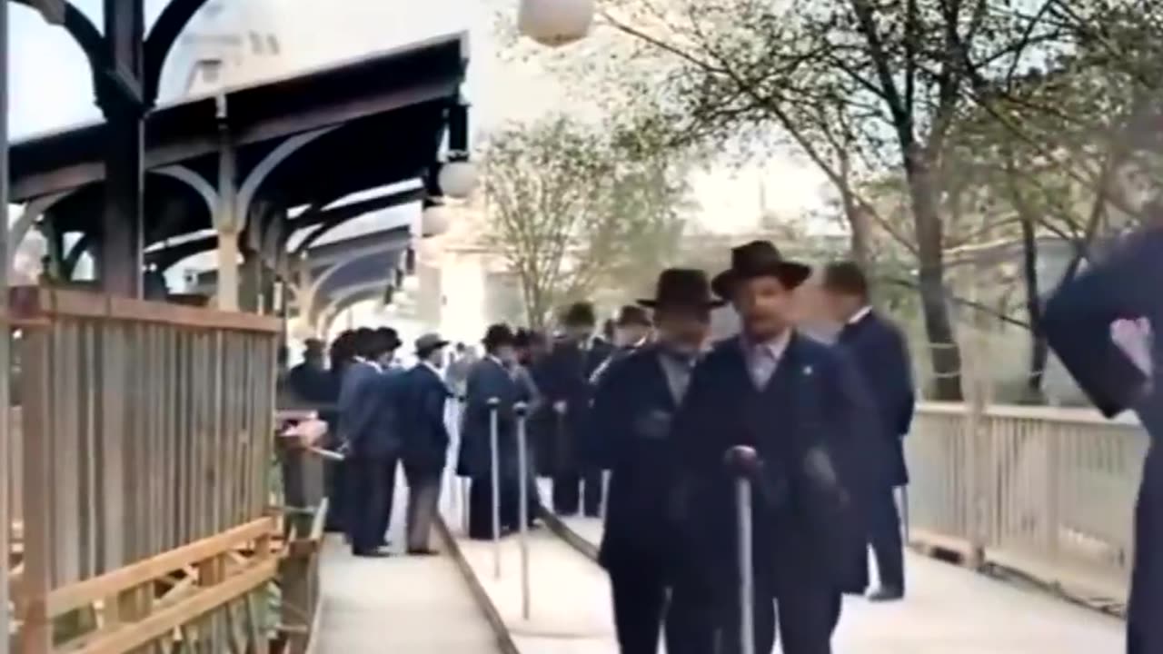 A moving sidewalk in Paris during the Exposition Universelle in 1900