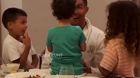 Cristiano hace reír a sus hijos ♥️