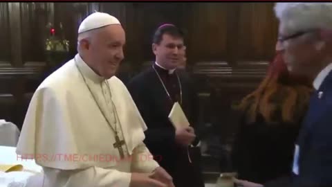 Avrà paura che gli rubino l'anello.