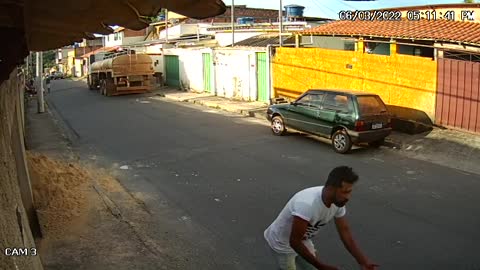 Criança é atropelada por motoqueiro empinando