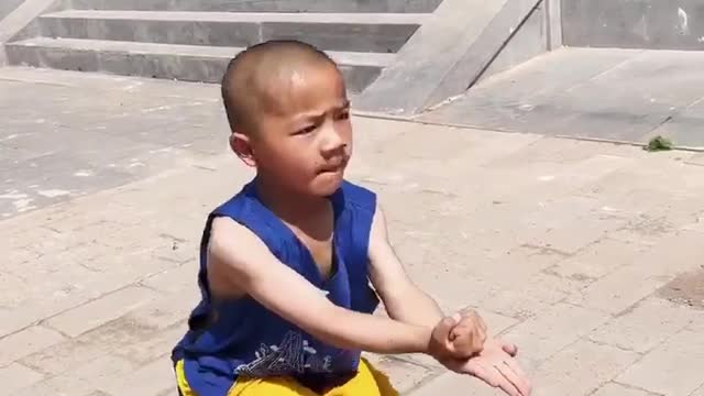 The little monk in Shaolin Temple is still very good at practicing