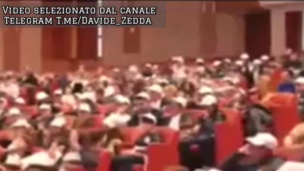Poliziotta spiega il suo punto di vista a studenti che la applaudono