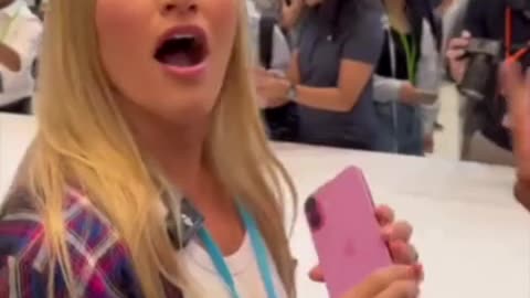 Influencer Learns iPhone 16's New Camera Trick! 📸🤩