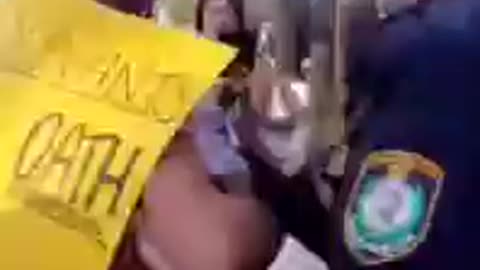 Mor bliver fjernet af politiet imens har har sit barn