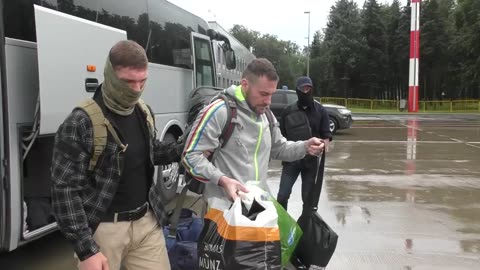 Az FSZB felvételt közölt a fogolycserében résztvevők repülőreszállásáról
