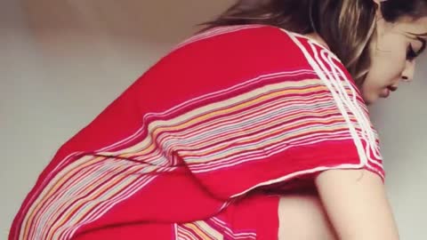 بالفيديو..هذه السيدة تعلمنا طريقة نزع الشعر من الك-سسس