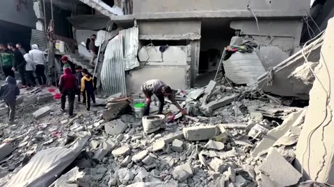 Volunteer uses recycled rubble used to build graves in Gaza