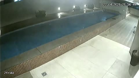 COLPASO DE UNA PISCINA DESDE UN TERCER PISO 😧