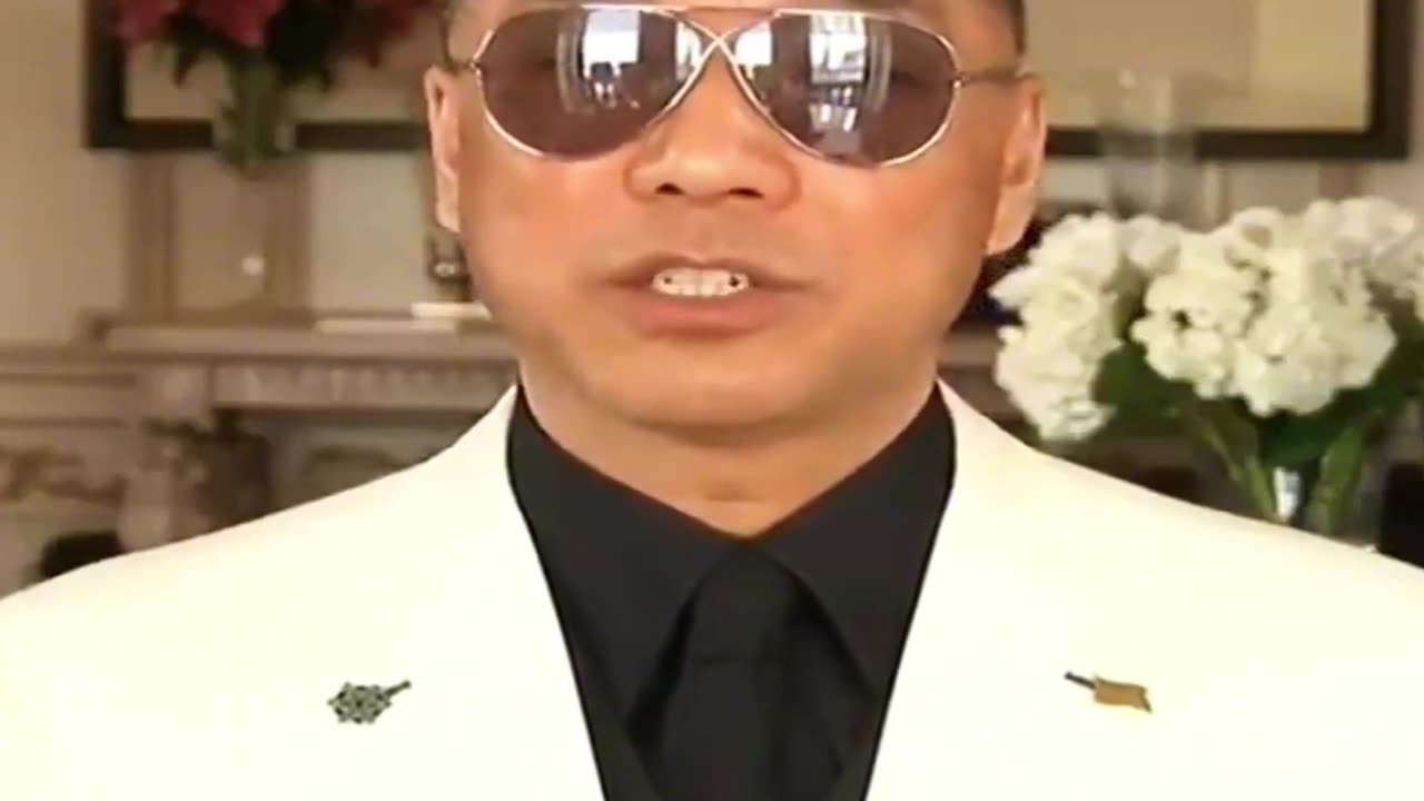 20200229文贵先生直播：国际最伟大力量、国内战友支持，就是 #爆料革命。灭共需要足够的钱，必须有足够的力量，现在万事俱备。当战友明白两个 #胸章（钱、枪）时，就是没有共产党的时候