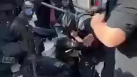More than 10 armed Israeli soldiers aggressively attacked by a 13 years deaf Palestinian girl 👧