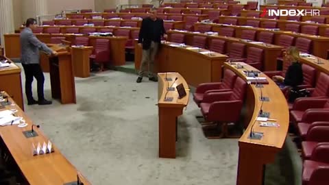 Grmoja okupirao saborsku govornicu i pozvao na velike prosvjede protiv vlade