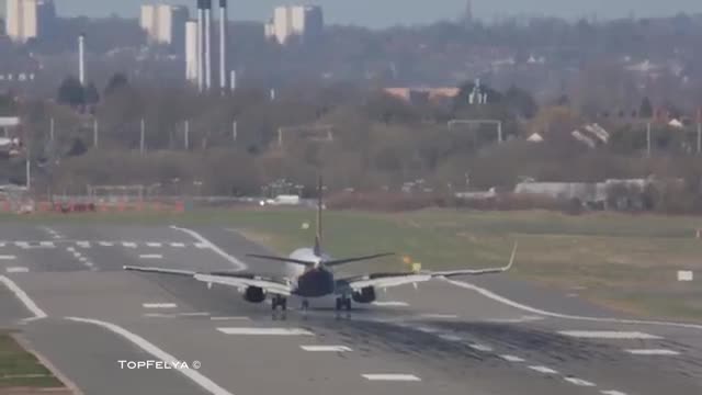 Airplane take off SECONDS before another one lands on the same runway