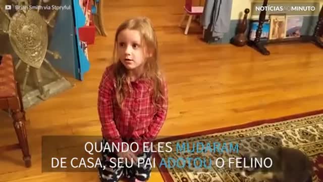 Menina se emociona ao ganhar o gato dos vizinhos