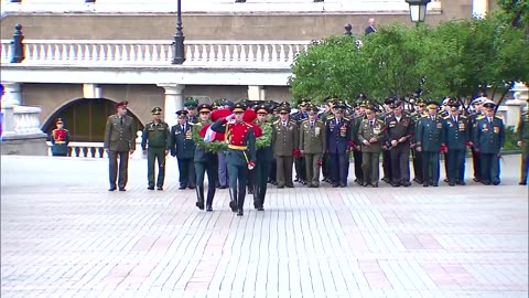 Putin lays a wreath to mark WWII Nazi invasion