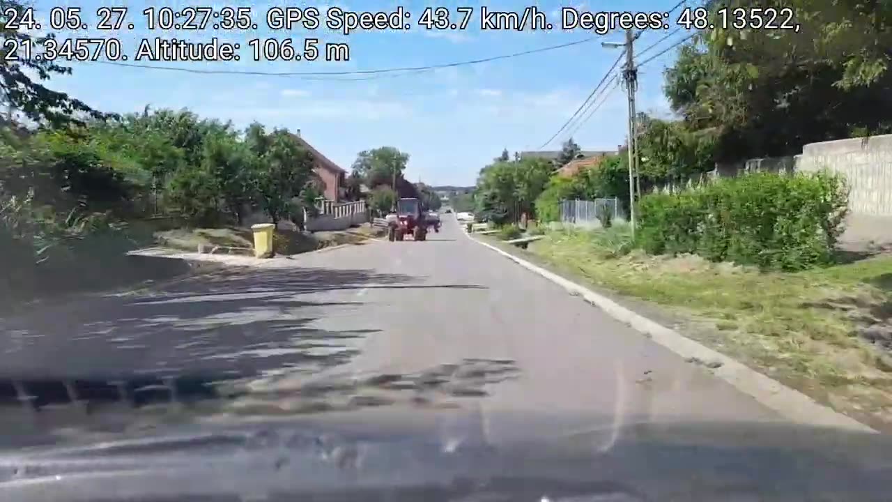 Szabálytalanul közlekedő traktoros, aki mindent is letarol!!!! És még a rendszáma is olvashatatlan!!