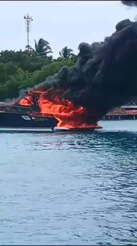 Video: reportan incendio de embarcación en Islas del Rosario