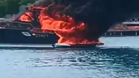 Video: reportan incendio de embarcación en Islas del Rosario