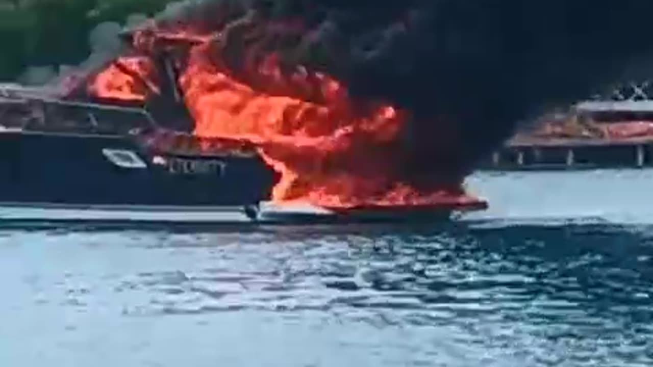 Video: reportan incendio de embarcación en Islas del Rosario