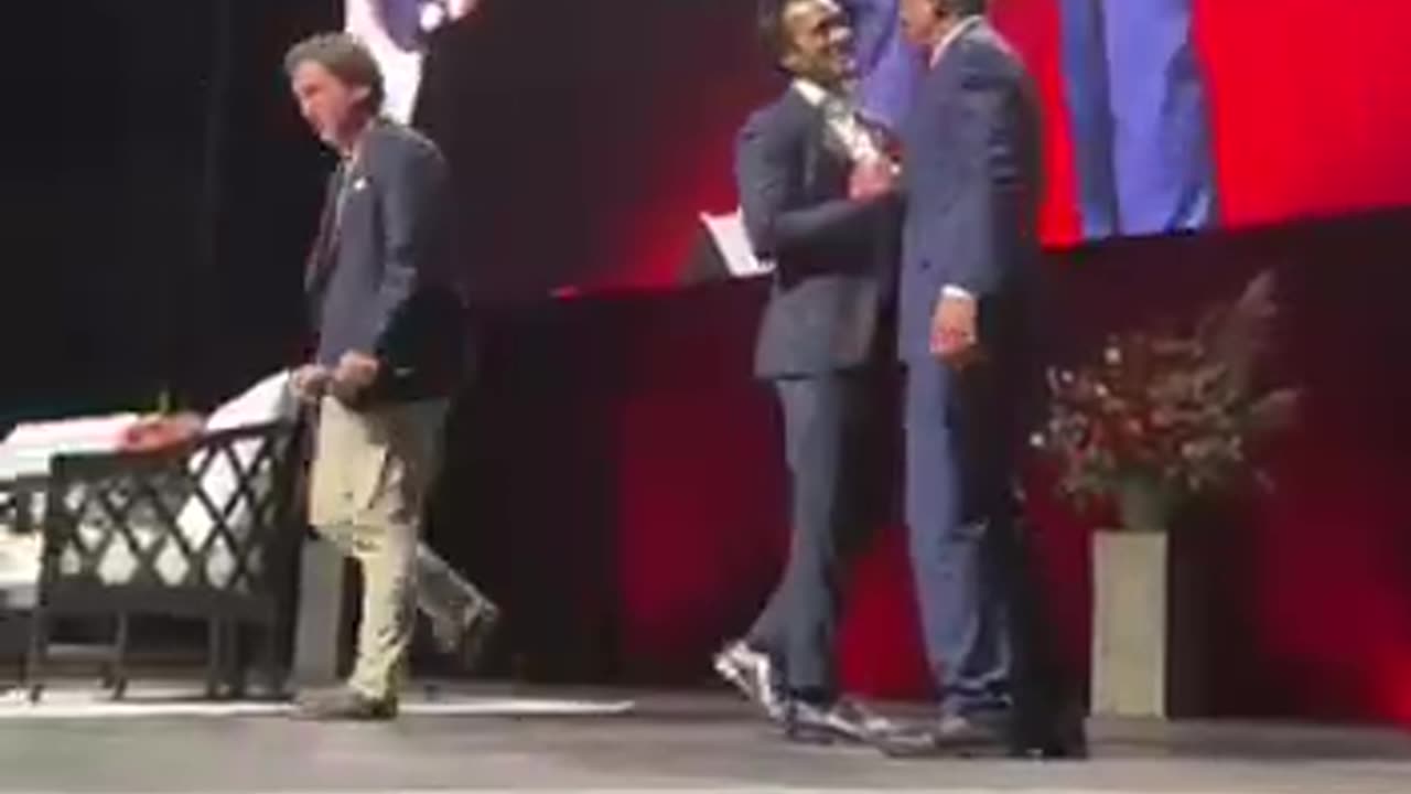 Wow MASSIVE applause in Anaheim when Tucker and Vivek When entreduse : Robert Kennedy j.r!