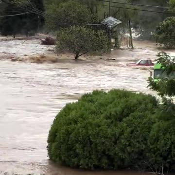 😢 House floating away & collapsing in Asheville, North Carolina - Tropical Storm Helene