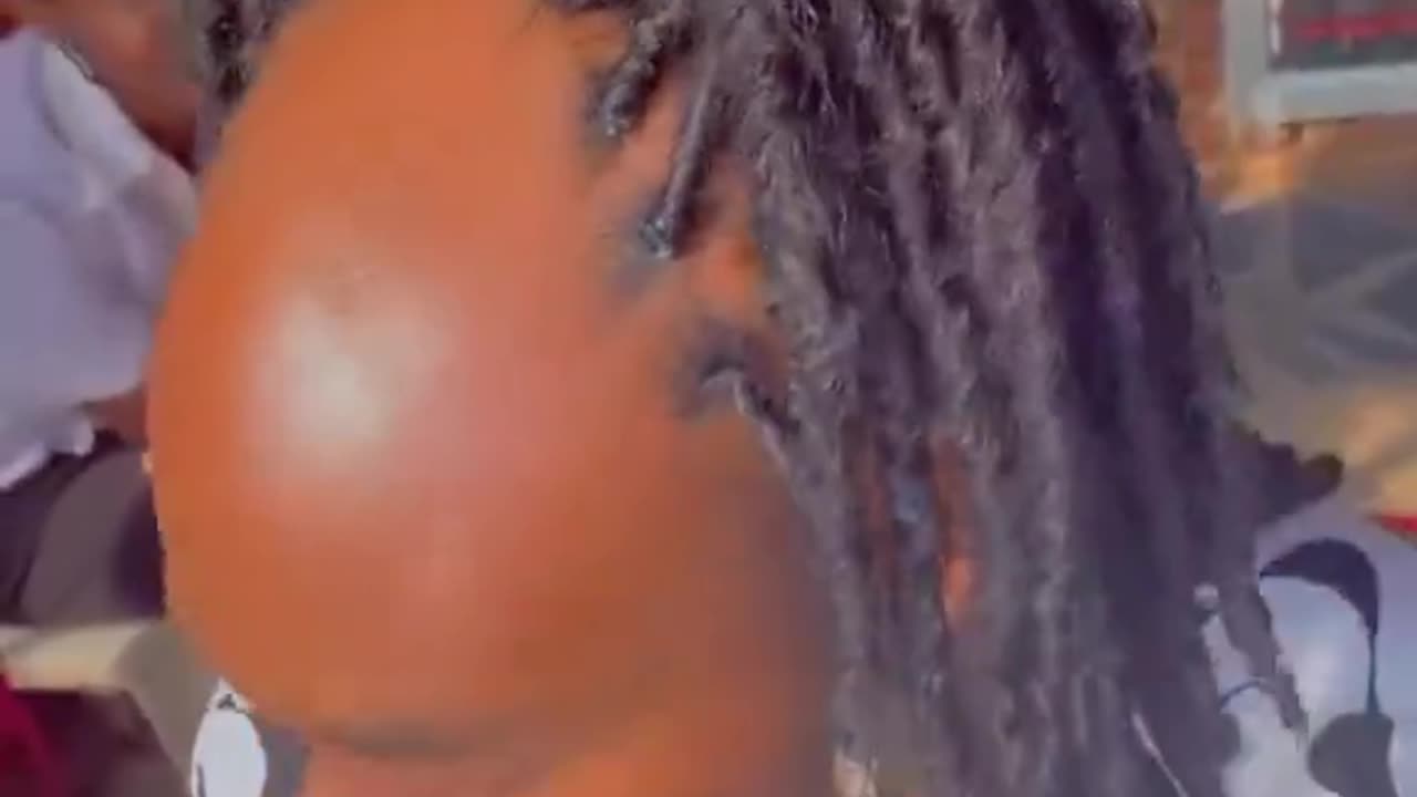 Lady uses her client’s unique hairstyle to encourage people in his class