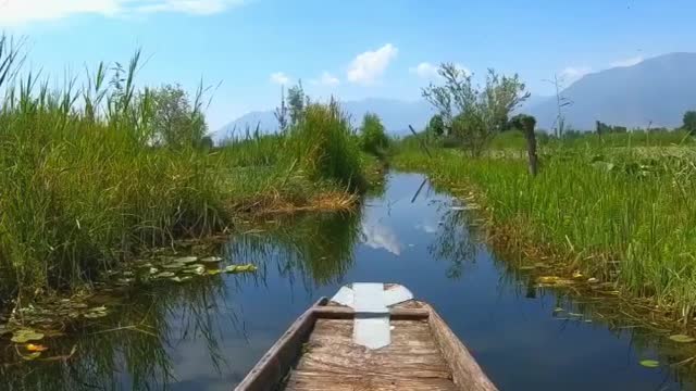 Dal Lake in Kashmir - Shikara Boat Ride in 4K