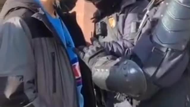 La Policía para a la gente en Moscú (Rusia) y controla sus conversaciones privadas en sus móviles