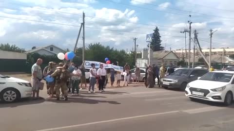 V Kalačce na Donu místní obyvatelé vítají ruské vojáky vracející se domů u Ukrajiny