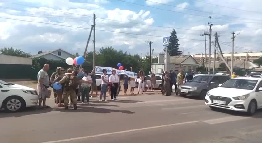 V Kalačce na Donu místní obyvatelé vítají ruské vojáky vracející se domů u Ukrajiny
