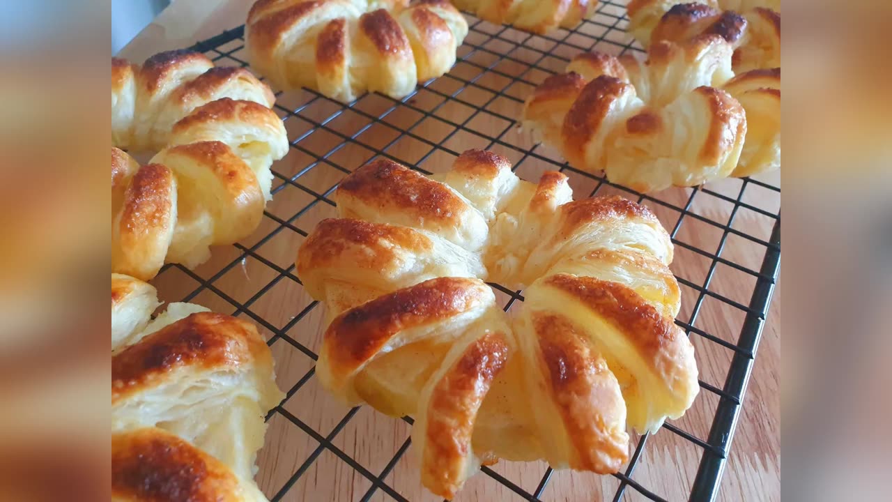 Puff pastry, 2 apples and in 5 minutes ! delicious last minute dessert to impress your guests !