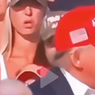 Hat Trump hier ein Piercing oder ähnliches am Ohr?