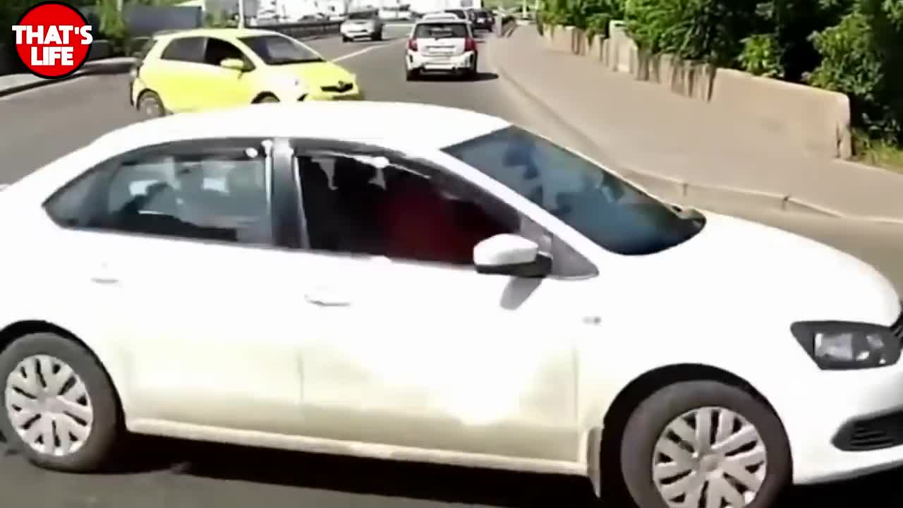 Funny WOMEN FAIL IN TRAFFIC - 💋 Women Drivers NO Skill | Funny Fails best of 2022