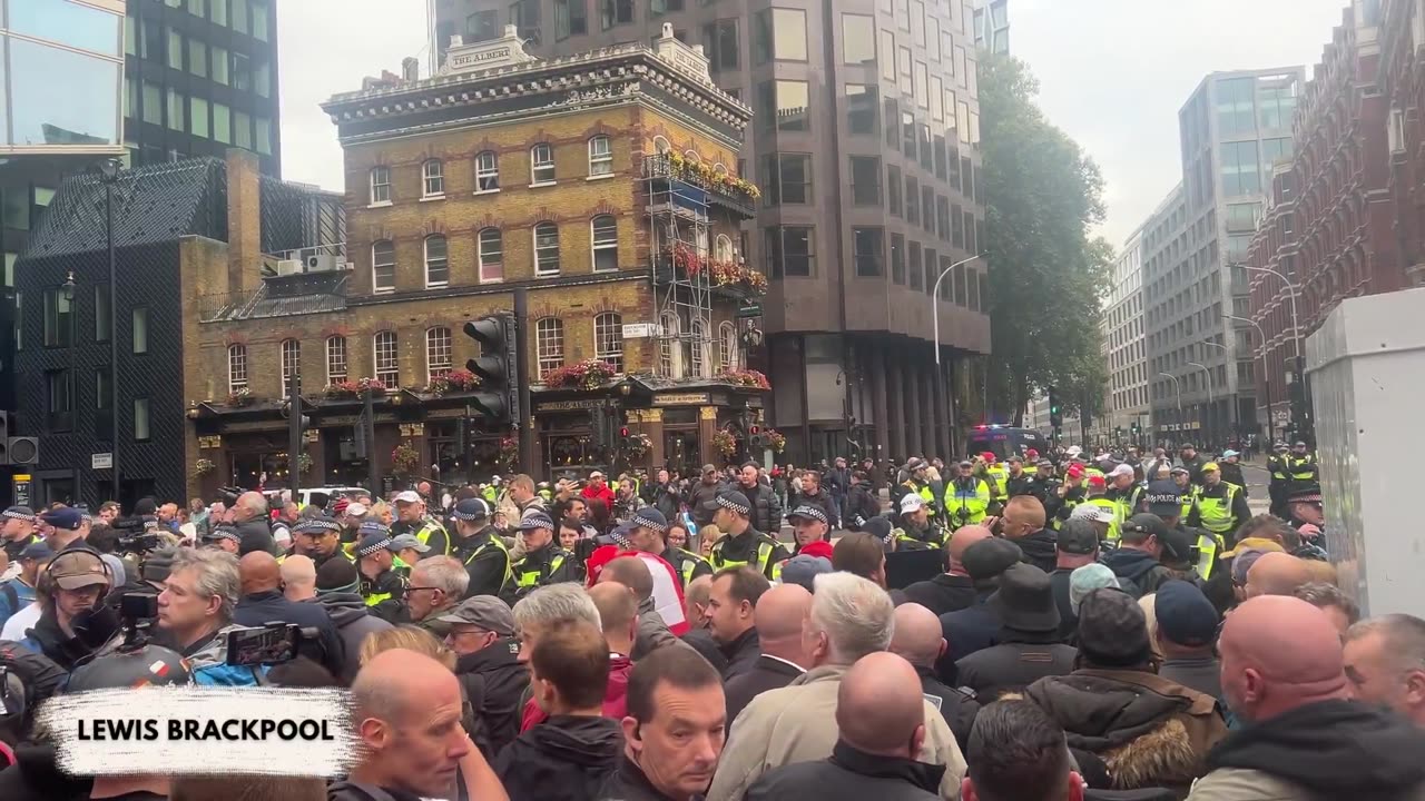 The Metropolitan Police have currently blocked patriots from marching towards