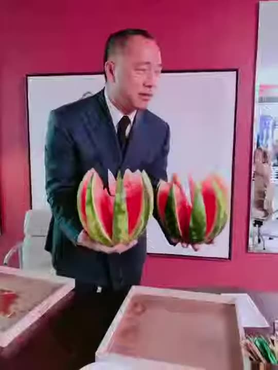 20180921文贵先生视频²：为忙碌了一周的同事切莲花西瓜……大家开心极了……从未见过！